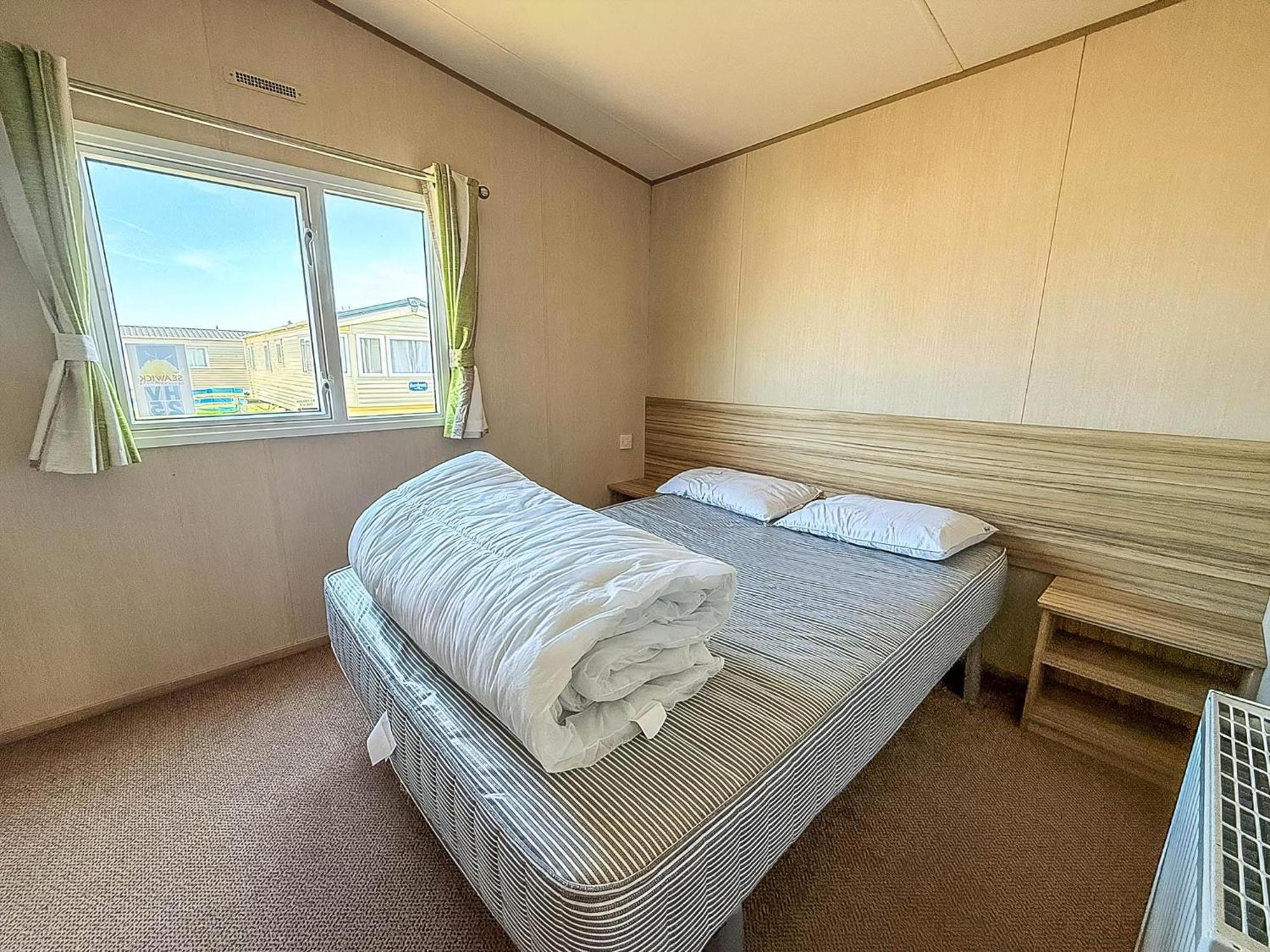 6 Berth Caravan For Hire With Wifi At Seawick Holiday Park In Essex Ref 27025Hv Clacton-on-Sea Kültér fotó