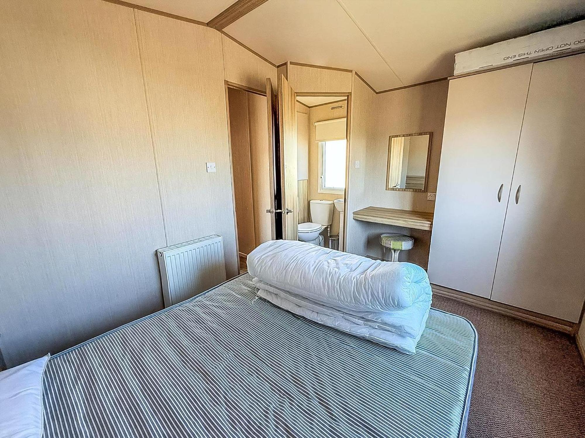 6 Berth Caravan For Hire With Wifi At Seawick Holiday Park In Essex Ref 27025Hv Clacton-on-Sea Kültér fotó
