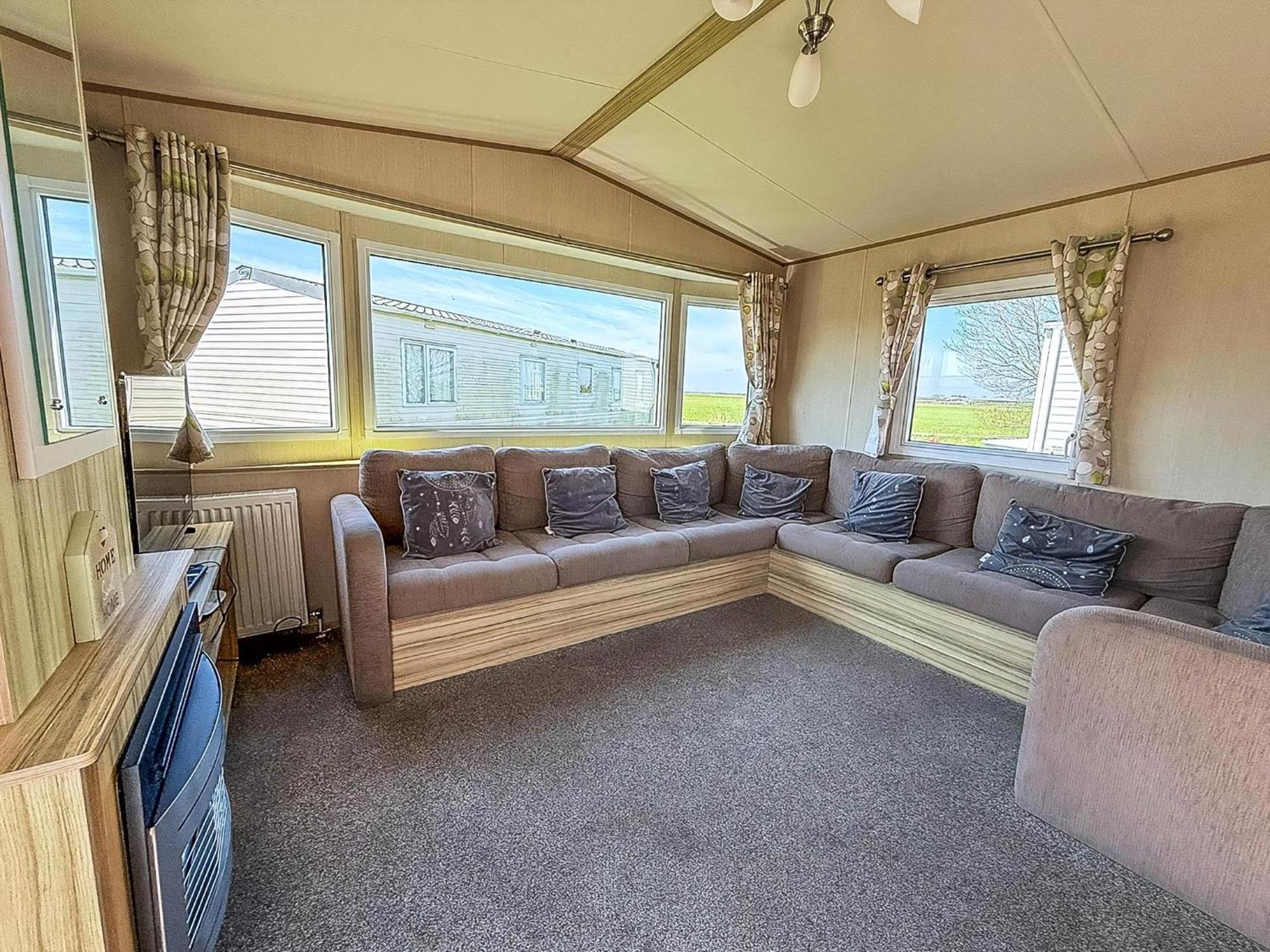 6 Berth Caravan For Hire With Wifi At Seawick Holiday Park In Essex Ref 27025Hv Clacton-on-Sea Kültér fotó